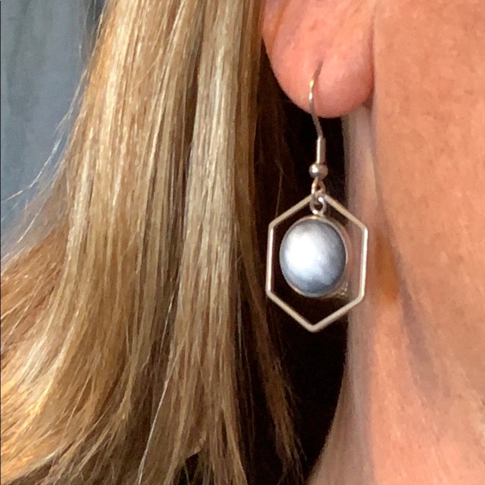 20286 ⭐️White/Grey brushed style resin earrings⭐️. 12mm. - Picture 2 of 4